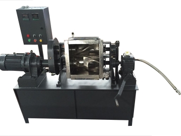 檢查出廠(chǎng)前的實(shí)驗(yàn)型捏合機(jī)